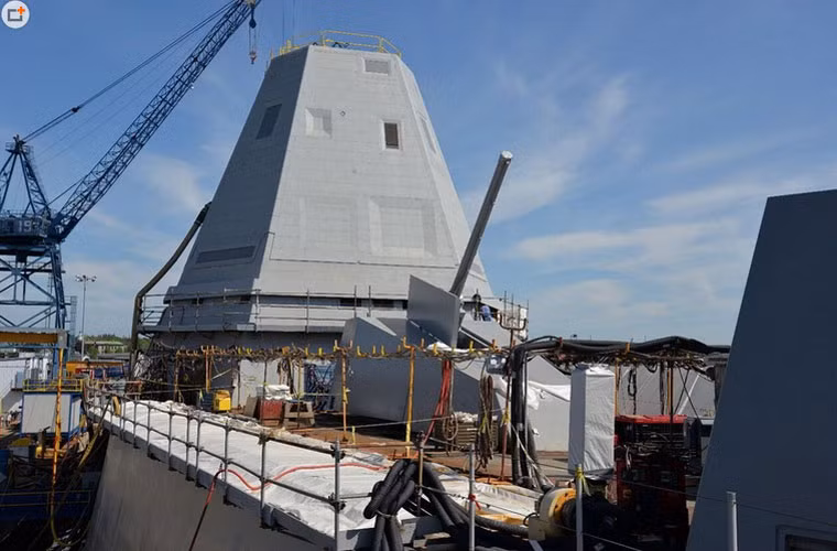 Khu trục hạm DDG-1000 Zumwalt trang bị hai khẩu pháo 155 mm bắn bằng điện từ trường, có thể phóng đi quả đạn bay xa đến 100-160 km. Tàu còn trang bị 80 ống phóng tên lửa thẳng đứng, bắn nhiều loại tên lửa khác nhau.
