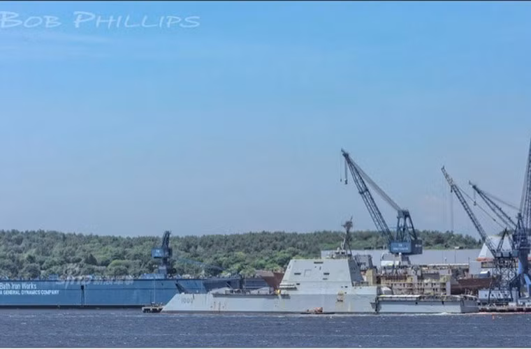  Tàu khu trục DDG-1000 Zumwalt là chiếc đầu tiên thuộc lớp tàu chiến thế hệ mới nhất nước Mỹ Zumwalt. Con tàu sở hữu những công nghệ tối tân bậc nhất thế giới, gần như không nước nào có. DDG-1000 chính thức được hạ thủy tháng 10/2013 và dự kiến biên chế trong năm nay. Tuy nhiên, tình hình hiện tại của nó khiến người ta nghi ngờ về lịch trình này.