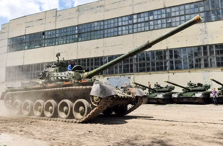 Những chiếc xe tăng T-80BV mà Quân đội Ukraine mới tiếp nhận được Kharkiv Morozov bàn giao sớm trước thời hạn trước áp lực thiếu hụt trang bị của Quân đội Ukraine ngày càng cao.