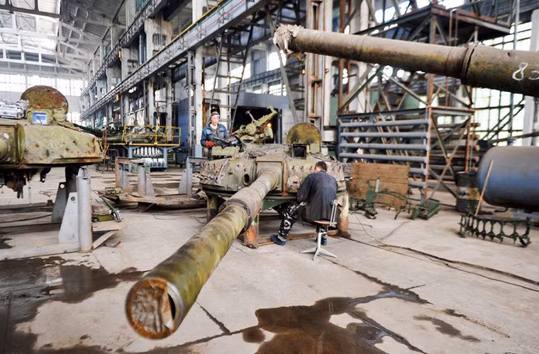 Toàn bộ số T-80BV mà Quân đội Ukraine đang được trang bị đều được nâng cấp từ số xe tăng T-80 có trong các kho dự trữ chiến lược của Ukraine và đa số chúng đều đã xuống cấp nghiêm trọng. Nhà máy tăng thiết giáp Kharkiv Morozov cũng là nơi chuyên sửa chữa, nâng cấp và sản xuất các dòng xe tăng chiến đấu chủ lực như T-64 hay T-80 cho Quân đội Ukraine và các khách hàng nước ngoài. Trong ảnh, quang cảnh bên trong nhà máy Kharkiv Morozov với các tháp pháo xuống cấp trầm trọng của những chiếc T-64.
