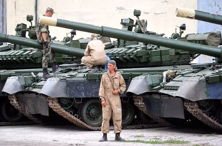 Nhiều chuyên gia quân sự đánh giá rằng, T-80BV của Ukraine chỉ là biến thể nâng cấp nhẹ của những chiếc T-80 do Liên Xô chế tạo vốn có sẵn trong các kho xe tăng dự trữ chiến lược của Ukraine và chúng không được nâng cấp nhiều ngoài việc được trang bị hệ thống giáp phản ứng nổ mới. Thậm chí chúng còn bị đánh giá thua cả những biến thể T-80U và T-80UD.