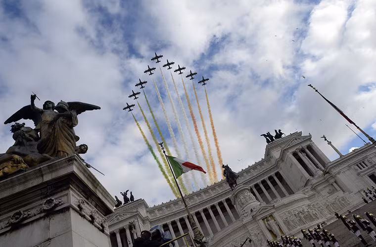 Phi đội Frecce Tricolori biên chế gồm các máy bay huấn luyện hai chỗ ngồi Aermacchi MB-339.
