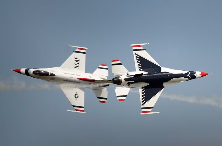 Không quân Mỹ còn một phi đội máy bay biểu diễn nữa là Thunderbirds, đóng quân tại căn cứ không quân Nellis AFB, Nevada.