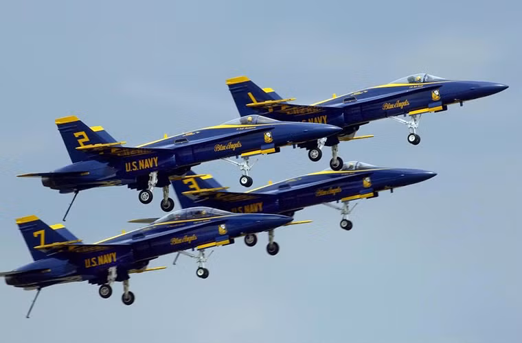 Một cái tên khác trong các phi đội bay biểu diễn lớn nhất trên thế giới là Blue Angel (Thiên thần xanh) của Không quân Mỹ, được thành lập từ năm 1946 và là một trong những phi đội bay biểu diễn lâu đời nhất trên thế giới.