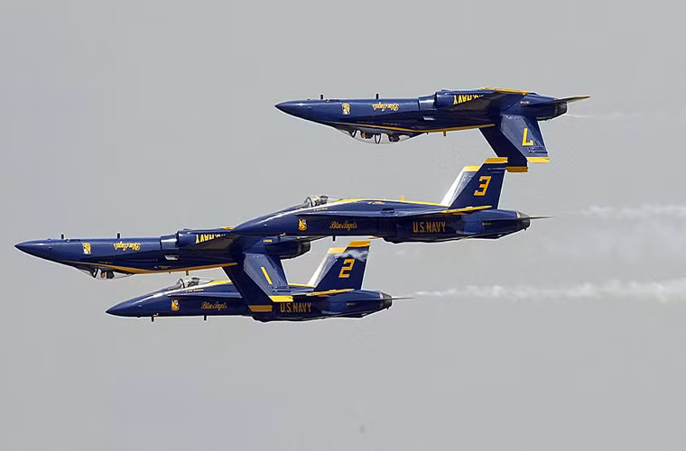 Thiên thần xanh trang bị chính gồm những chiếc tiêm kích F/A-18 Hornet, với hơn 70 show trình diễn tại 34 địa điểm trên khắp nước Mỹ mỗi năm.