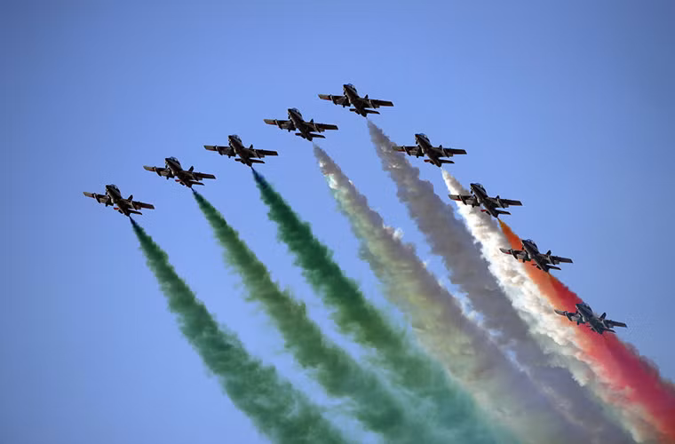 Trong ảnh là phi đội bay biểu diễn Frecce Tricolori của Không quân Italy, đóng quân tại căn cứ không quân Rivolto và được thành lập vào năm 1961.