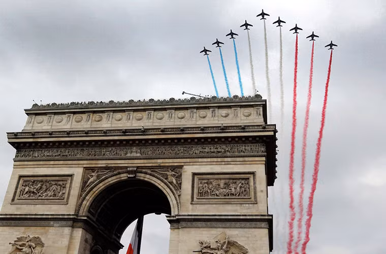 Không quân Pháp cũng sở hữu một phi đội bay biểu diễn có tên là Patrouille de France được thành lập vào năm 1931 và là một trong những phi đội bay biểu diễn lớn nhất thế giới. Trong ảnh là những chiếc máy bay phản lực Alpha-Jet với tạo hình quốc kỳ Pháp đang bay qua Khải Hoàn Môn ở Paris vào năm 2014.