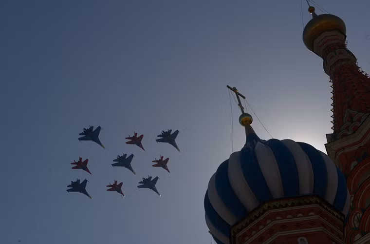 Phi đội bay biểu diễn Hiệp sĩ Nga được biên chế 6 chiếc Su-27 với hai biến thể khác nhau là Su-27P và Su-27UB, góp mặt hầu hết ở mọi triển lãm hàng không quốc tế được tổ chức tại Nga và một số triển lãm hàng không khác trên thế giới. Trong ảnh là phi đội bay biểu diễn hỗn hợp gồm những chiếc Su-27 và MiG-29 đang bay qua Quảng trường Đỏ.