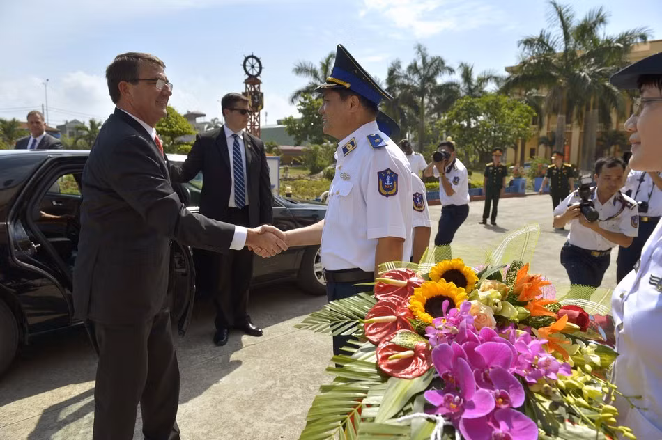 Lực lượng Cảnh sát biển vùng 1 Việt Nam đón và tặng hoa cho Bộ trưởng Quốc phòng Mỹ Ashton Carter tới thăm ngày 31/5.