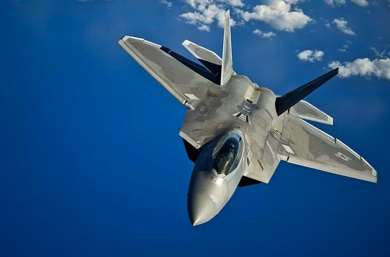 F-22 Raptor sở hữu tính năng đáng mơ ước, ví dụ như khả năng tàng hình hoàn hảo trước hệ thống radar của đối phương; trang bị động cơ có bộ điều chỉnh hướng phụt; có thể bay tốc độ hành trình siêu âm không cần đốt nhiên liệu lần 2; hệ thống radar mạng pha APG-77 có tầm hoạt động đến 400km; kho vũ khí đa dạng nhiều hàng khủng chứa trong thân máy bay. Hiện nay, Mỹ vẫn đang tiếp tục nghiên cứu tích hợp thêm nhiều vũ khí mới cho F-22.