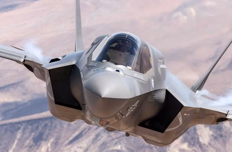 Đáng lưu ý, chiến đấu cơ tàng hình F-35 được phát triển với nhiều công nghệ động cơ khác nhau phù hợp cho hoạt động trên tàu sân bay, tàu đổ bộ trực thăng. Máy bay đạt tốc độ Mach 1,6, bán kính tác chiến hơn 1.100km, mang được đa dạng nhiều loại vũ khí do Mỹ và các nước khác sản xuất. Đối với tác chiến không đối không, F-35 trang bị một loạt vũ khí, như tên lửa không đối không tầm trung hiện đại AIM-120 và pháo GAU-22/A 25mm. Khi tấn công mục tiêu mặt đất và trên biển, F-35 có thể mang bom dẫn đường laser Paveway IV và bom đường kính nhỏ. Điểm khác với máy bay F-22 là F-35 có thể mang bom hạt nhân B61.