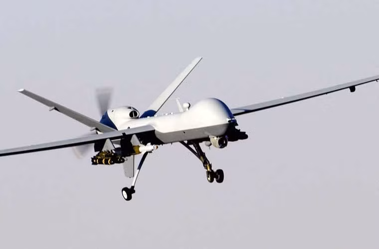 Dù là máy bay không người lái nhưng khả năng và chiến tích của MQ-9 Reaper đưa nó trở thành chiến đấu cơ Mỹ đáng sợ hàng đầu thế giới. MQ-9 do hãng General Atomics phát triển từ mẫu MQ-1 Predator với động cơ mạnh hơn, nâng cấp tải trọng, hệ thống vũ khí đa dạng. MQ-9 đã được Mỹ sử dụng rộng rãi trong các cuộc truy lùng thủ lĩnh tổ chức khủng bố al-Queda, IS.
