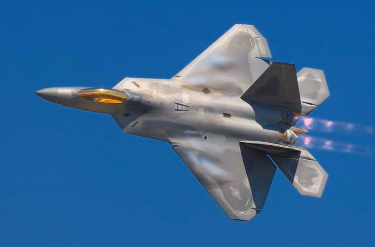 Chiến đấu cơ tàng hình F-22 Raptor của công ty Lockheed Martin là một bước tiến quan trọng của công nghệ quốc phòng Mỹ. Hiện nay vẫn chưa có bất kỳ quốc gia nào thực sự đưa vào sử dụng tiêm kích tàng hình có sức mạnh như Rapter (Su T-50 hay J-20 của Nga – Trung Quốc vẫn đang ở mức độ thử nghiệm).