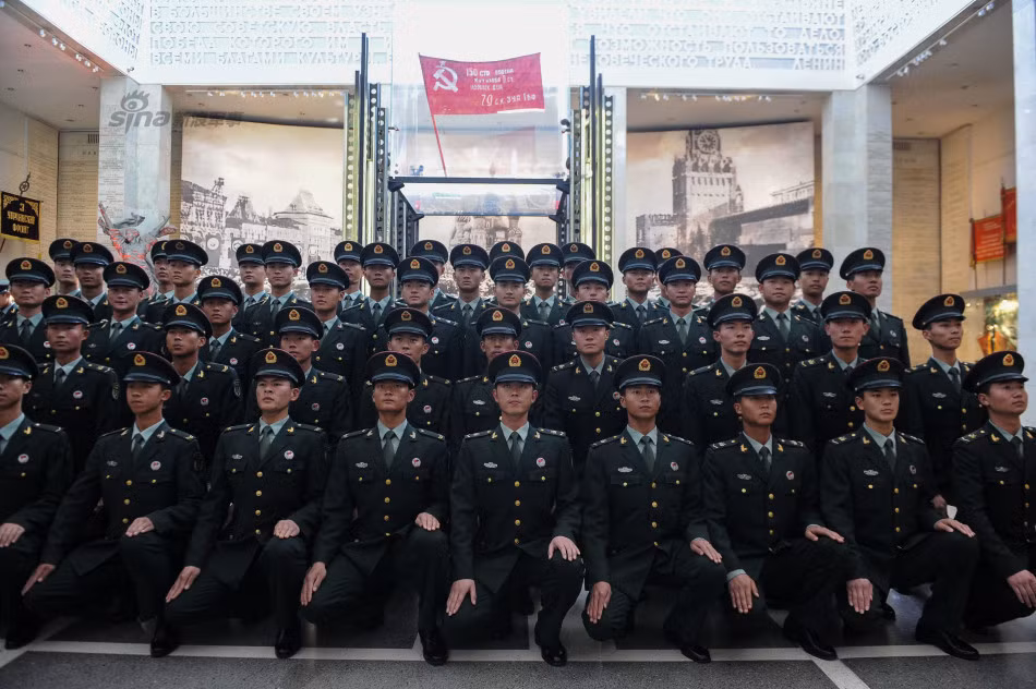 Theo các nguồn tin thì đội vệ binh danh dự được Trung Quốc cử tới Nga nhân dịp này là Đội vệ binh danh dự số 110 đóng ở Thủ đô Bắc Kinh, thuộc Bộ Tổng tham mưu Quân đội Giải phóng Nhân dân Trung Quốc.