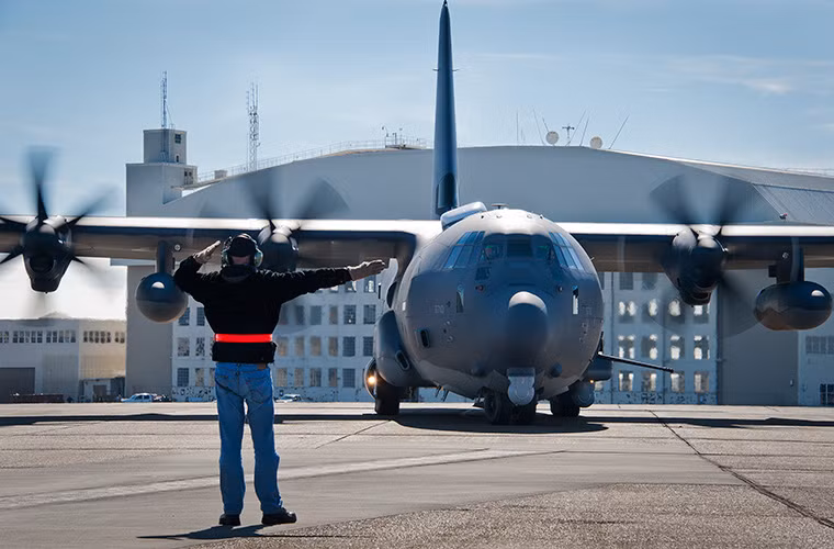 Không giống như các biến thể trước, AC-130J được trang bị hệ thống vũ khí khiêm tốn hơn nhưng bù lại nó có thể mang theo và triển khai các loại tên lửa và bom thông minh.