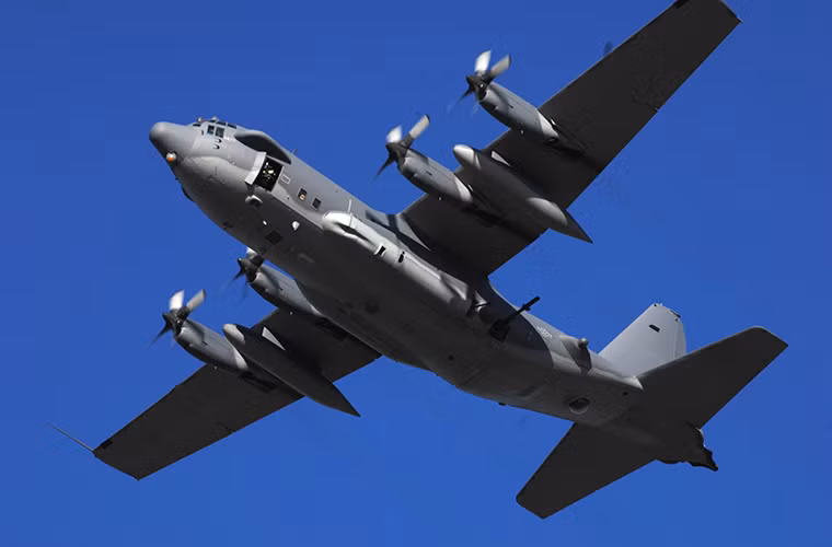 Cận cảnh một chiếc AC-130U của Không quân Mỹ với nền tảng vũ khí chính khác biệt so với AC-130J gồm một pháo chính M102 105mm, pháo tự động Bofors 40 mm và một pháo tự động GAU-12 Equalizer 25mm.