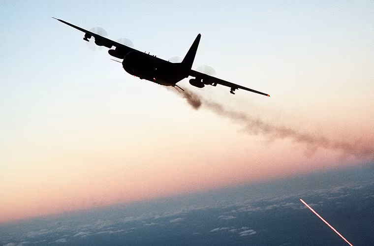 Hình ảnh một chiếc AC-130U khai hỏa pháo 105mm.