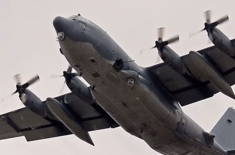 Một chiếc AC-130J Ghostrider có chiều dài hơn 29m và có trọng lượng cất cánh tối đa lên tới 74 tấn, nó có thể hoạt động ở độ cao tối đa hơn 9.000m với 19 tấn hàng hóa hoặc vũ khí. Phi hành đoàn của AC-130J gồm 2 phi công, 3 binh sĩ điều khiển hệ thống tác chiến và 3 pháo thủ.