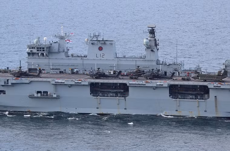 Cận cảnh boong tàu HMS Ocean (L12) với những chiếc trực thăng tấn công Apache AH-64 và trực thăng vận tải CH-47 Chinook.