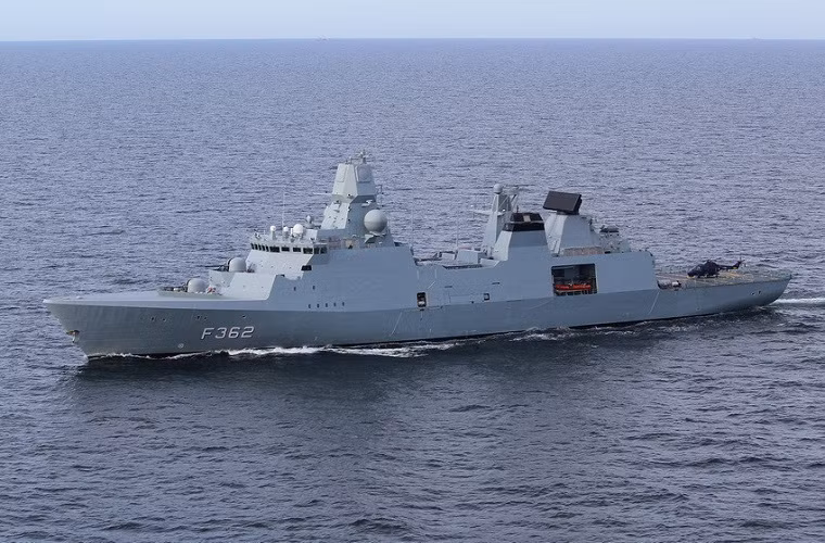 Trong ảnh là một tàu hộ vệ lớp Iver Huitfeldt F362 Peter Willemoes của Hải quân Hoàng gia Đan Mạch.