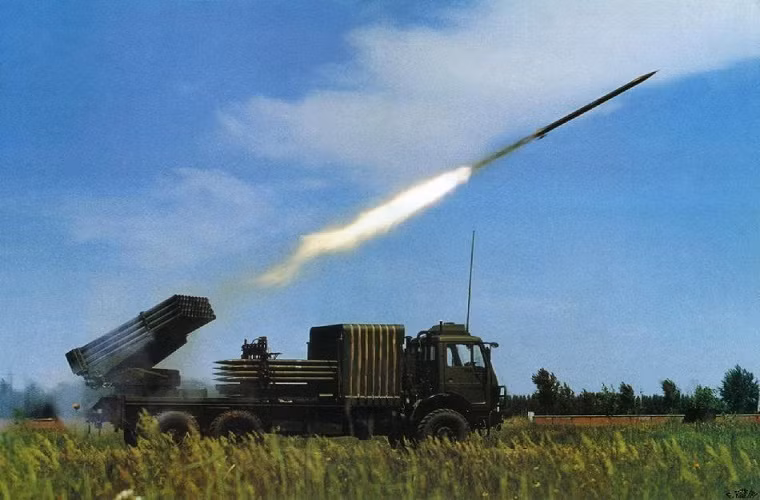 Tổ hợp pháo phản lực đa nòng Type 90B 122mm có tầm bắn hiệu quả từ 20-40km với hệ thống ống phóng 40 nòng hầu như nó có thiết kế tương tự so với các tổ hợp pháo phản lực BM-21 của Nga, ngoài việc được tích hợp sẵn hệ thống nạp đạn trên xe và được đặt trên khung gầm xe tải đặc chủng Beifang Benchi 2629 6×6.