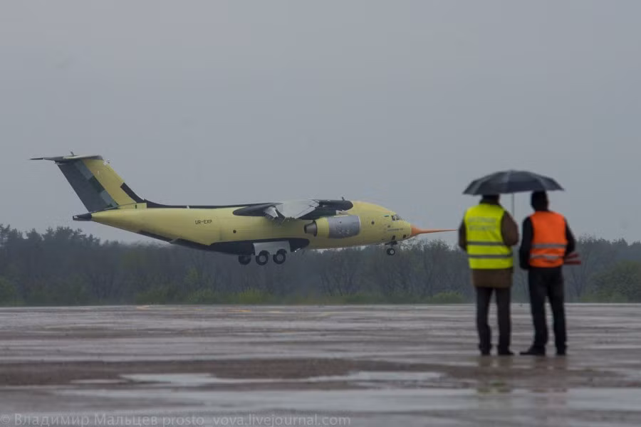 Sau hành trình bay 1 giờ, An-178 bắt đầu hạ cánh. Chuyến bay được quan sát chăm chú từ dưới đất dù thời tiết đang mưa.