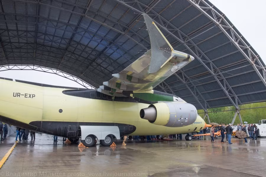 An-178 được đưa vào nhà chứa ngoài trời. Đây sẽ là một sản phẩm thích hợp với cả hàng không dân dụng và quân sự.