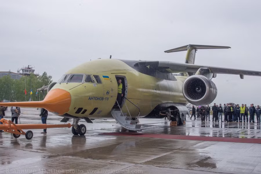 Trong đó, hai đối tác đã đặt hàng Ukraine 10 chiếc vận tải cơ An-178. Riêng Trung Quốc đặt 2 chiếc An-178 và ký kết cùng Ukraine phát triển một chiếc tại Trung Quốc.