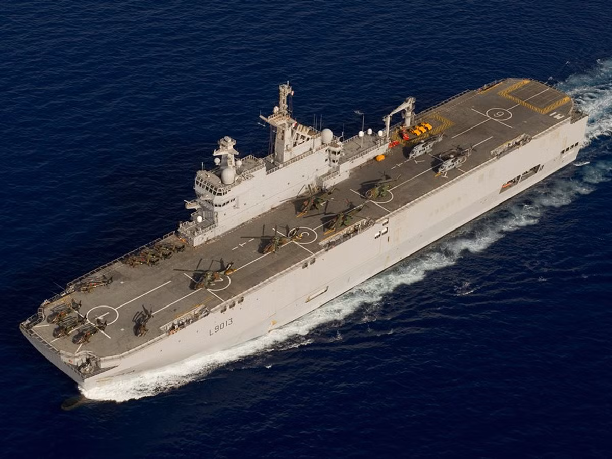 Không chỉ thế, Mistral còn có sàn bay với 6 điểm dành cho trực thăng hạ cánh. Khoang chứa của Mistral có thể mang theo 16 chiếc trực thăng vận tải hang trung loại NH90, trực thăng tấn công Tiger hoặc 35 chiếc trực thăng hạng nhẹ. Tuy nhiên, tàu đổ bộ này lại không thể triển khai các máy bay V/STOL do không có các thiết bị hỗ trợ cất cánh kiểu nhảy cầu.
