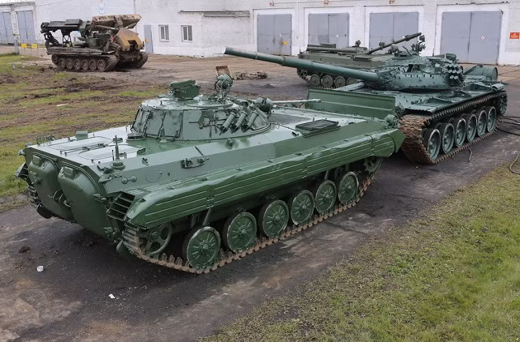 Xe chiến đấu bộ binh BMP-2 sau khi được sơn mới đứng cạnh một chiếc xe tăng chiến đấu chủ lực T-72 tại Chebarkul.