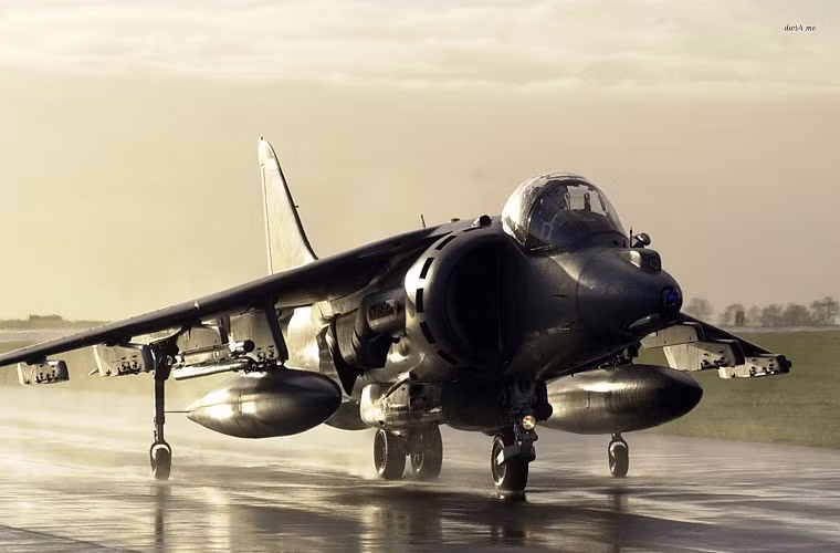 AV-8B được trang bị một động cơ phản lực Rolls-Royce Pegasus 105 cho vận tốc bay tối đa là 1.085km/h và có tầm hoạt động 2.200km. Harrier II có trọng lượng cất cánh tối đa khoảng 14 tấn nếu cất cánh trên đường băng và có thể mang theo 6 tấn vũ khí gồm bom và tên lửa các loại.