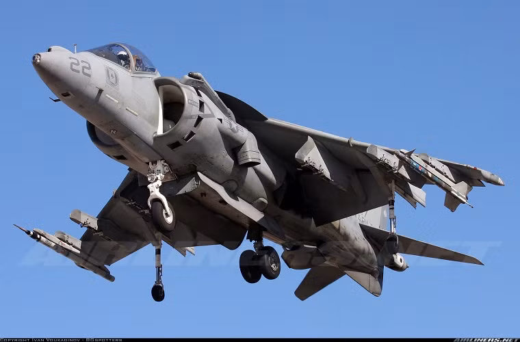 V-8B Harrier II: là mẫu máy bay chiến đấu được xem là tốt nhất của lực lượng Thủy quân Lục chiến Mỹ cho đến thời điểm hiện tại, mặc dù những chiếc máy bay chiến đấu tàng hình thế hệ thứ năm F-35B đã được đưa vào trang bị nhưng lại không thể đạt hiệu quả như AV-8B.