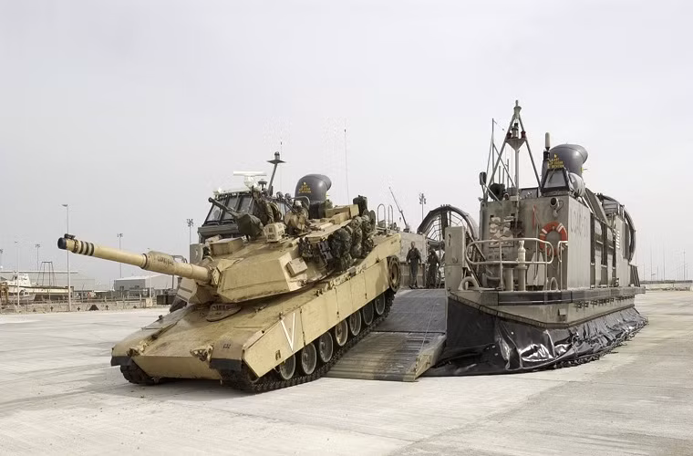 M1 Abram do hãng General Dynamics phát triển theo đơn đặt hàng của Hoa Kỳ, nó được đưa vào sản xuất hàng loạt vào đầu những năm 1980. Với thiết kế hiện đại và được trang hệ thống giáp bảo vệ tiên tiến Abram được xem là “Nấm đấm thép” của Quân đội Mỹ trên mọi chiến trường, nhất là trong các cuộc chiến có qui mô lớn như Chiến tranh vùng Vịnh vào năm 2003.