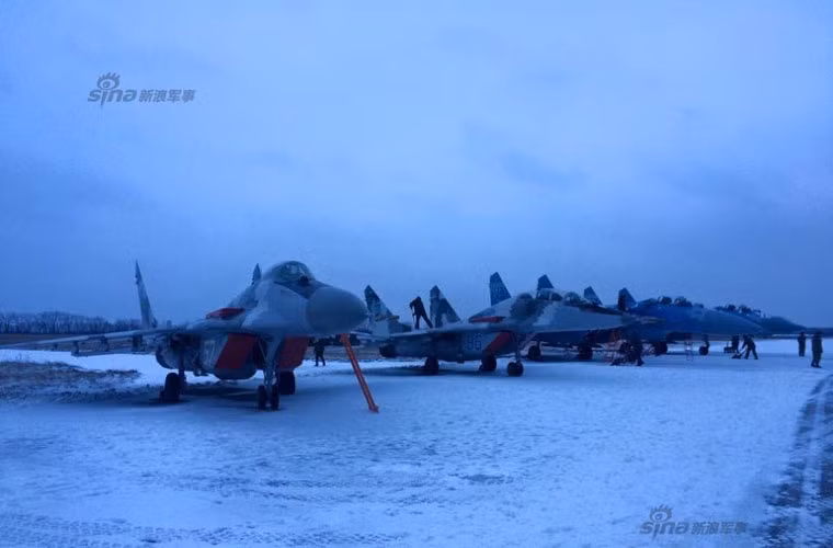 Ngoài ra quân đội Ukraine còn được trang bị 4 máy bay chiến đấu đã được nâng cấp mới gồm 2 tiêm kích MiG-29 và 2 Su-27.
