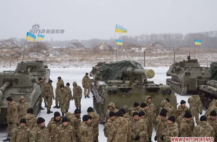 Trong lô vũ khí trang bị lần này của quân đội Ukraine còn có siêu pháo tự hành 203mm 2S7 Pion, pháo tự hành 122mm 2S1, pháo cối tự hành 82mm Vesilek.