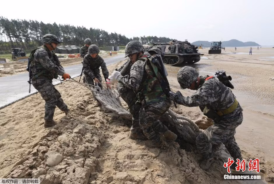 Các binh sĩ đang bện các sợi dây thừng to lại với nhau. Dự kiến cuộc tập trận này kéo dài tới ngày 9/7.