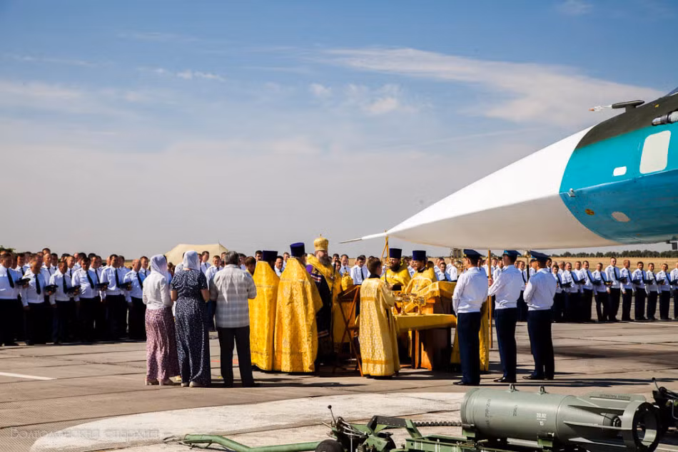 Su-34 là một loại chiến đấu cơ ném bom của Nga đang dần thay thế cho loại Su-24. Máy bay này có khả năng mang theo được 8 tấn vũ khí các loại nhờ vào các khoang vũ khí trên thân và 10 giá treo bên ngoài.