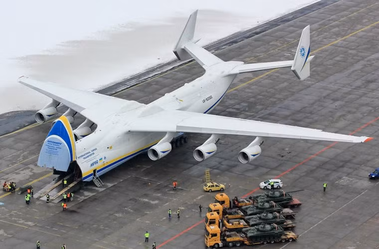 Theo truyền thông Ukraine, hôm 26/1, công ty hàng không Antonov đã triển khai máy bay vận tải An-225 tới sân bay Mosnov, thành phố Ostrava, Cộng hòa Czech để chở lô 4 xe tăng T-72A tới quốc gia đặt hàng.