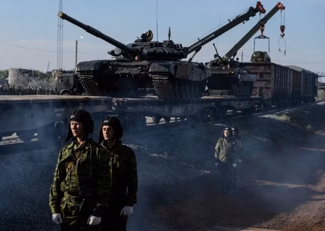Xe tăng chiến đấu chủ lực T-72 được đưa lên tàu hỏa chuyển tới khu vực tập trận.