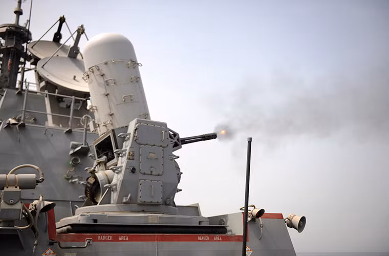 Hệ thống tên lửa phòng không tầm gần SeaRAM được hãng Raytheon phát triển dựa trên hệ thống hệ thống pháo phòng không cao tốc Phalanx CIWS Mk-15 Block 1B vốn đang được Hải quân Mỹ trang bị cho các tàu chiến của nước này. Trong ảnh là một hệ thống pháo phòng không Phalanx CIWS.