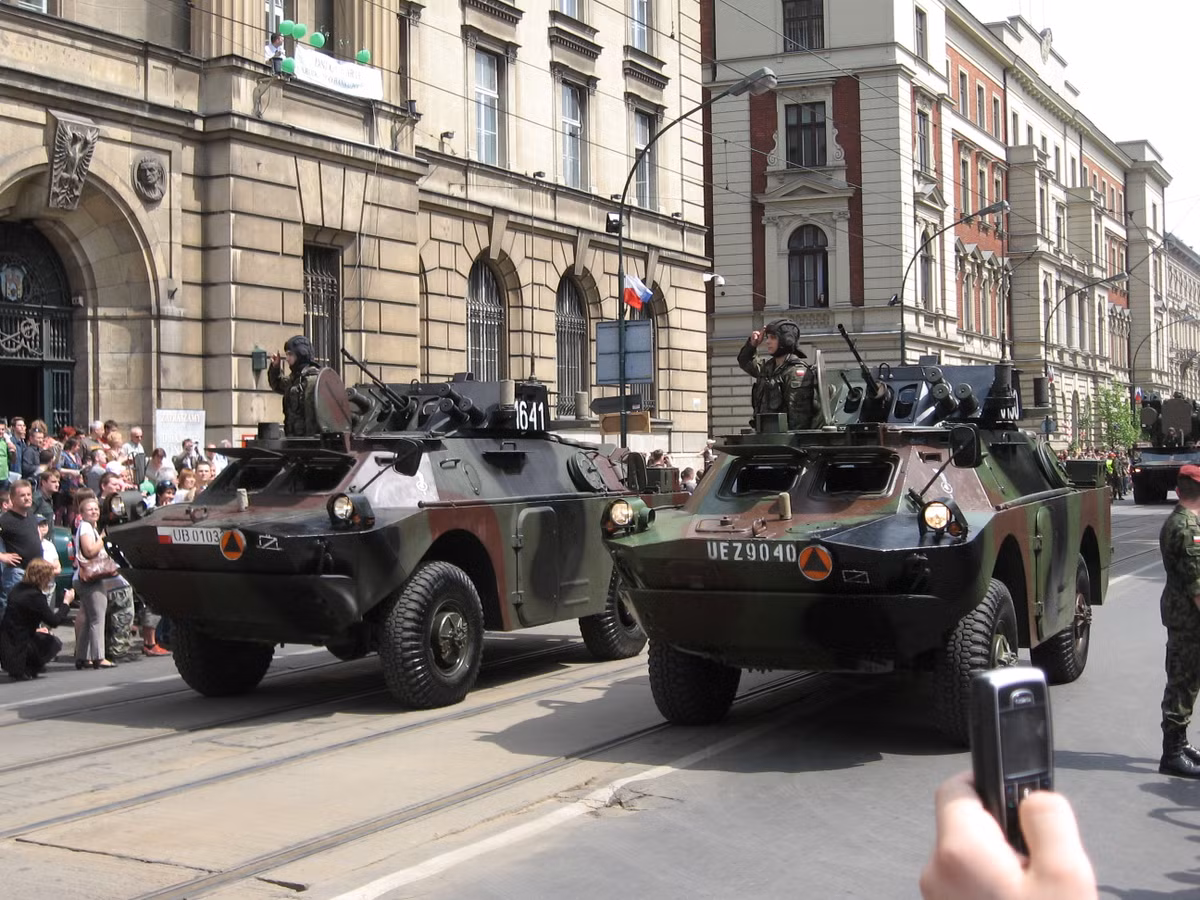 Lo ung vien thay the xe BRDM-2 Ba Lan, VN nen tham khao?-Hinh-2