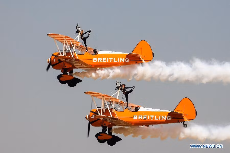 Phi đội bay Breitling với các máy bay 2 tầng cánh biểu diễn ấn tượng trên không trung.