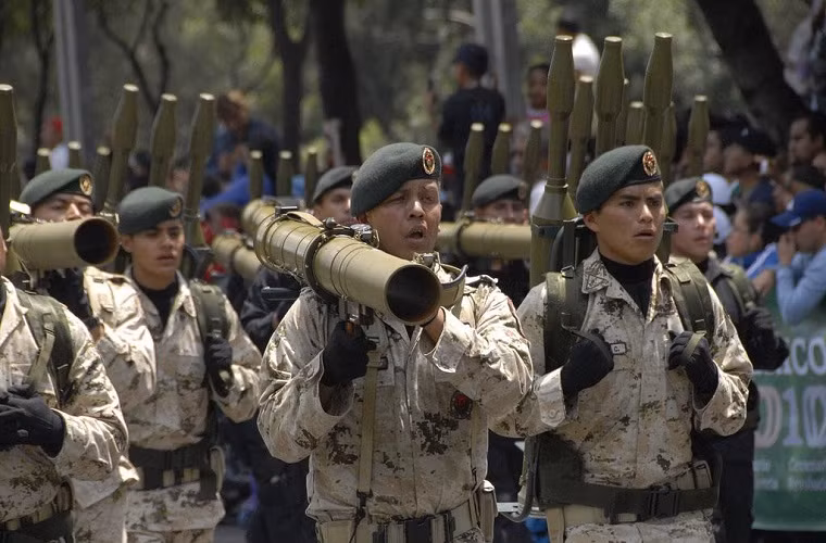 RPG-29 dài, 1,85m hơn khá nhiều so với RPG-7, thiết kế này giúp nó có thể mang theo các đầu đạn có thể xuyên qua được lớp giáp dày tới 600mm kể cả lớp giáp phản ứng nổ của các loại xe tăng thế hệ mới. Nó sử dụng các loại đạn có cỡ nòng 105mm như đầu đạn tandem và đạn nhiệt áp với chiều dài trung bình khoảng 1m, tuy kích thước khá lớn nhưng trọng lượng trung bình của RPG-29 chỉ gần 19kg và có tầm bắn hiệu quả lên tới 500m khi vác vai và 800m khi sử dụng giá đỡ.