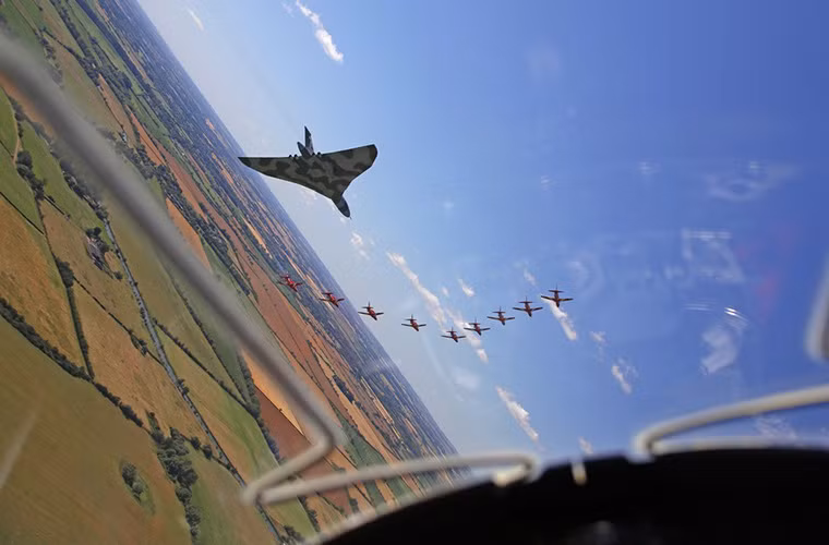 Ảnh chụp phi đội máy bay biểu diễn Avro Vulcan tại RIAT-2015 từ một máy bay khác.