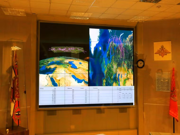Bản đồ quét không gian của radar Don-2N. Các dữ liệu này được bắt bằng hệ thống các ăng-ten mạng pha dài 16 mét được treo trên trạm hình kim tự tháp cao 45 mét, dài và rộng 100 mét. Trạm này cũng tương tác với hệ thống tháp phân tích các sóng điện tử ở bước nhỏ Fryazino.