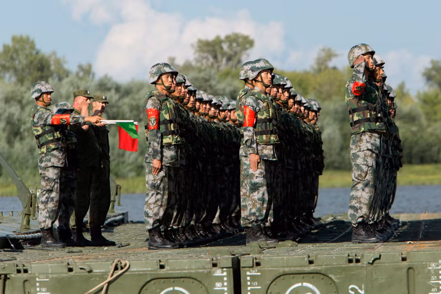 Lính công binh Trung Quốc đang đứng trên phà chuẩn bị cho cuộc thi.