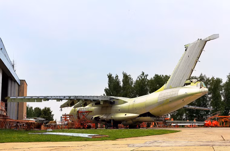 Phiên bản cải tiến của IL-76 là IL-476 có 4 động cơ phản lực, tốc độ 820 – 850 km/giờ, trần bay 12.000 m, bay xa đến 8.500 km. Máy bay có thể chở 145 – 225 lính (loại có hai khoang).