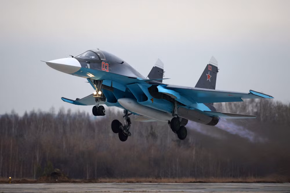 Chiến đấu cơ hai chỗ ngồi Su-34 được phát triển trên khung gầm Su-27 để thay thế Su-24.