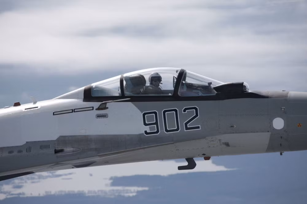 Su-35 được Sukhoi phát triển nhằm lấp chỗ trống trong quá trình chờ biên chế loại tiêm kích tối tân T-50 PAK.