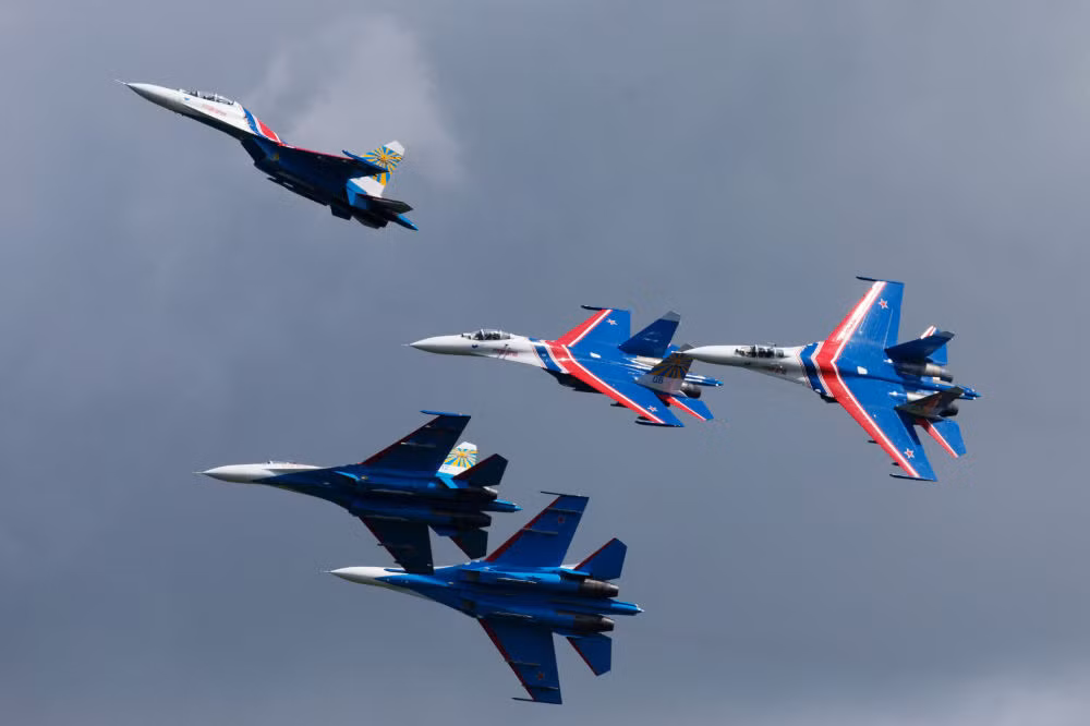 Dàn tiêm kích đa năng chiến đấu trong mọi điều kiện thời tiết Su-27 (được NATO định danh là Flanker). Đây là đối thủ khiến F-14 Tomcat và F-15 Eagle của Mỹ "khiếp vía".